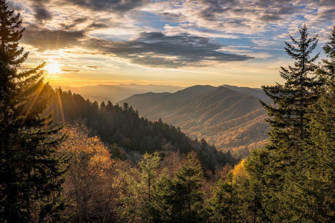 City Bear, 2Br, Pool, Spa, Downtown Gatlinburg, Sleeps 6 Apartment Bagian luar foto
